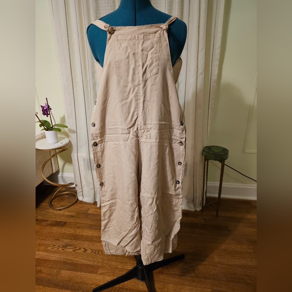 Jumpsuit with buttons